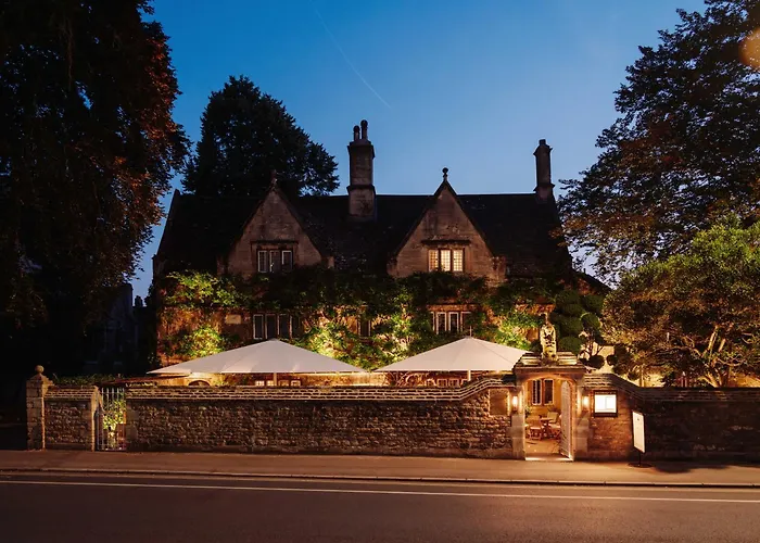 Top Oxford Hotels with In-Room Jacuzzis